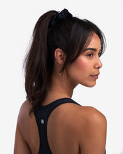 Lade das Bild in den Galerie-Viewer, Scrunchie Snacky Black
